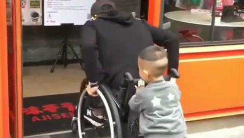 一位轮椅使用者分享了当你的孩子盯着一个残疾人看时该说些什么