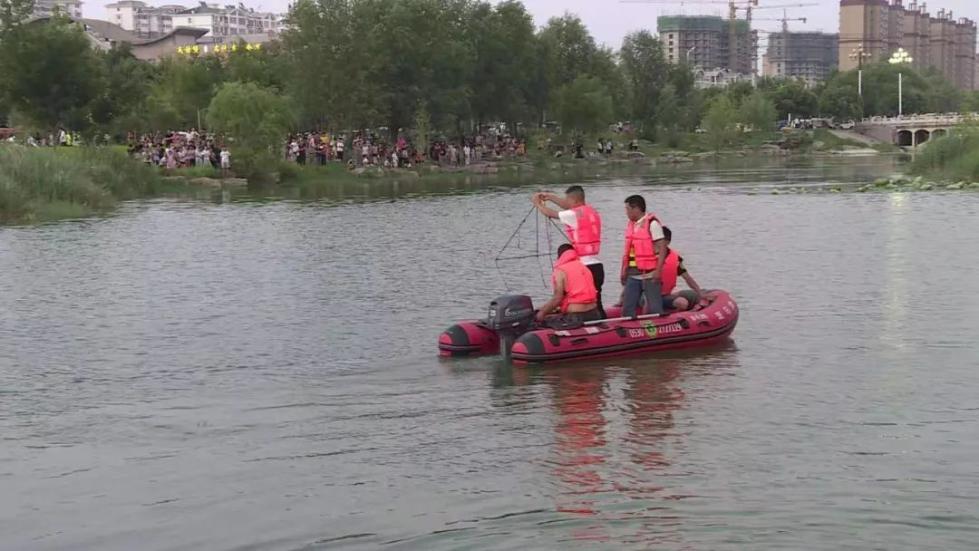 突发新闻：英国父亲和17岁的儿子在大堡礁游泳时溺亡