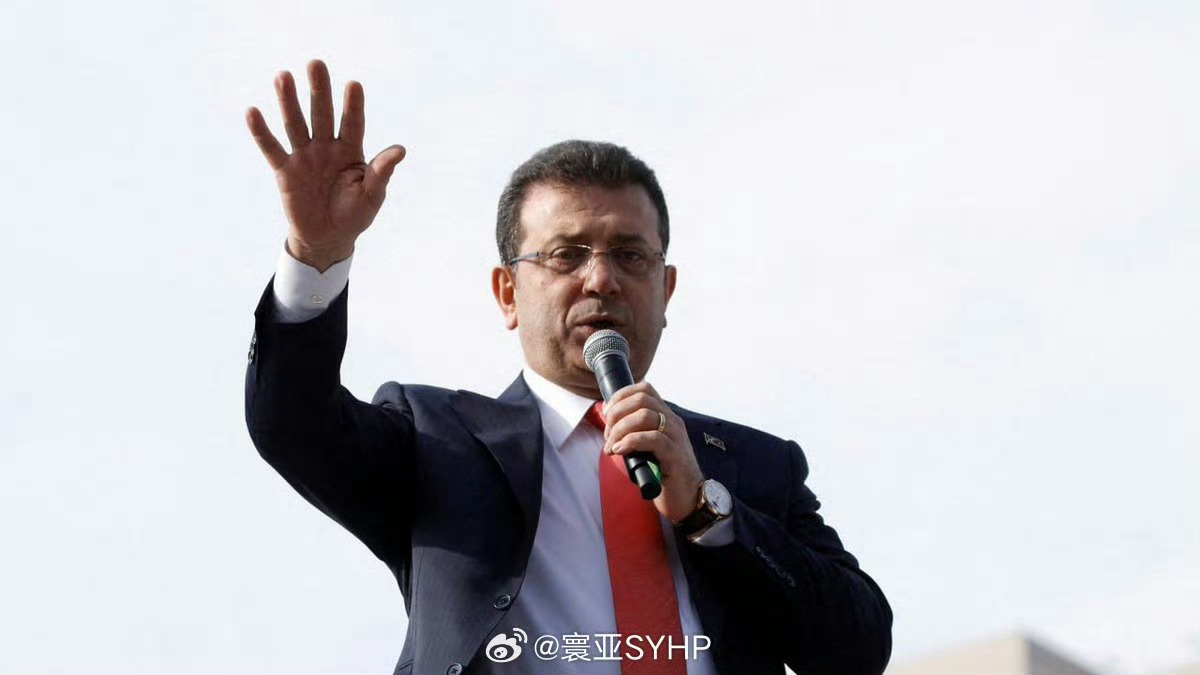 被监禁的伊斯坦布尔市长出庭，支持者聚集在他的监狱外