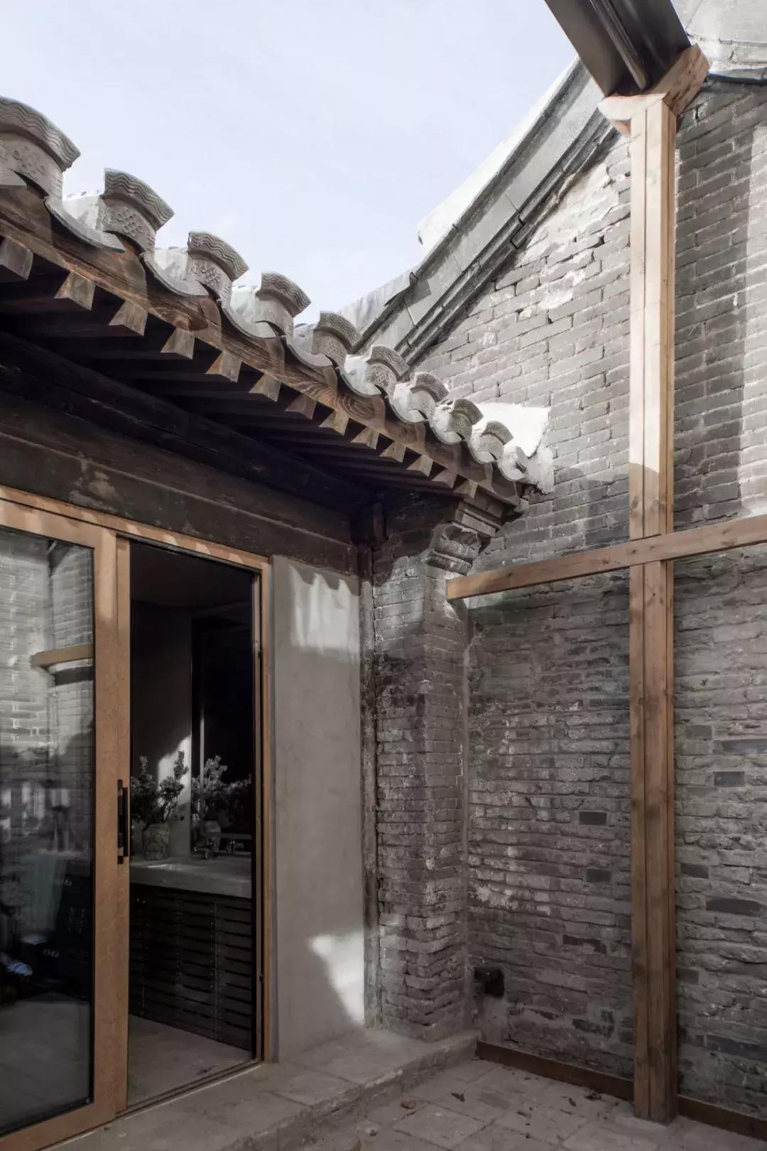 塔尔博特港大火：巨大的火焰从屋顶喷出，历史建筑在火焰中升起