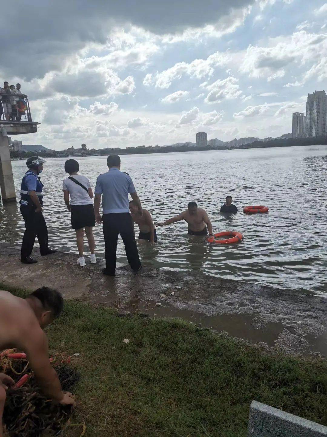 突发新闻：英国父亲和17岁的儿子在大堡礁游泳时溺亡