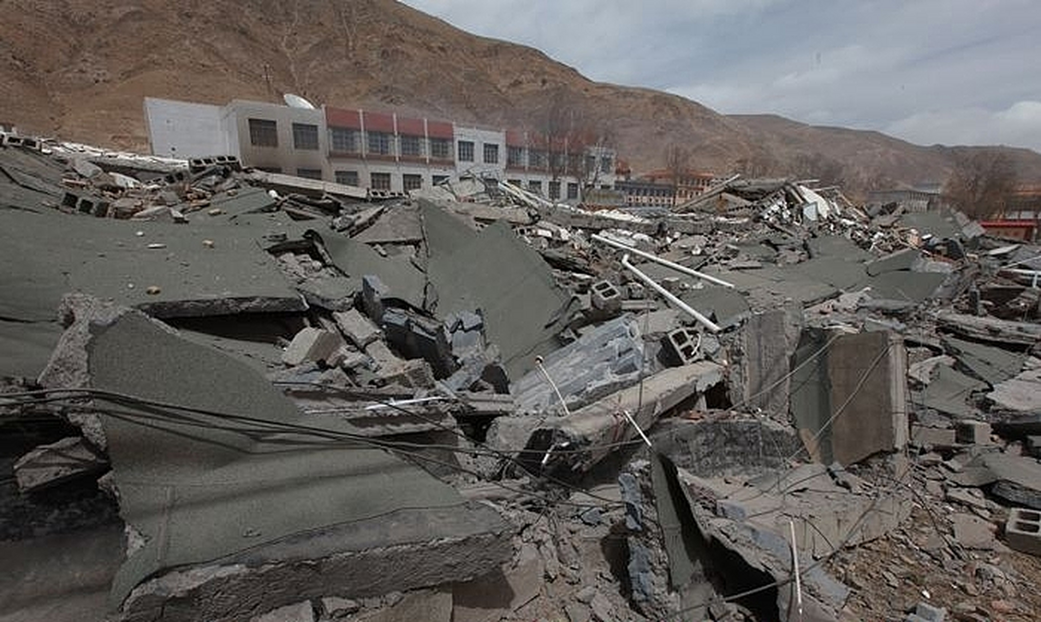 突发新闻：伊斯坦布尔地震：土耳其发生6.2级地震，建筑物晃动