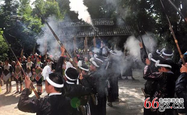 在印控克什米尔地区，枪手向参观一处风景区的游客喷射子弹
