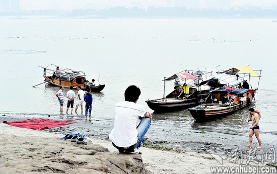 突发新闻：英国父亲和17岁的儿子在大堡礁游泳时溺亡