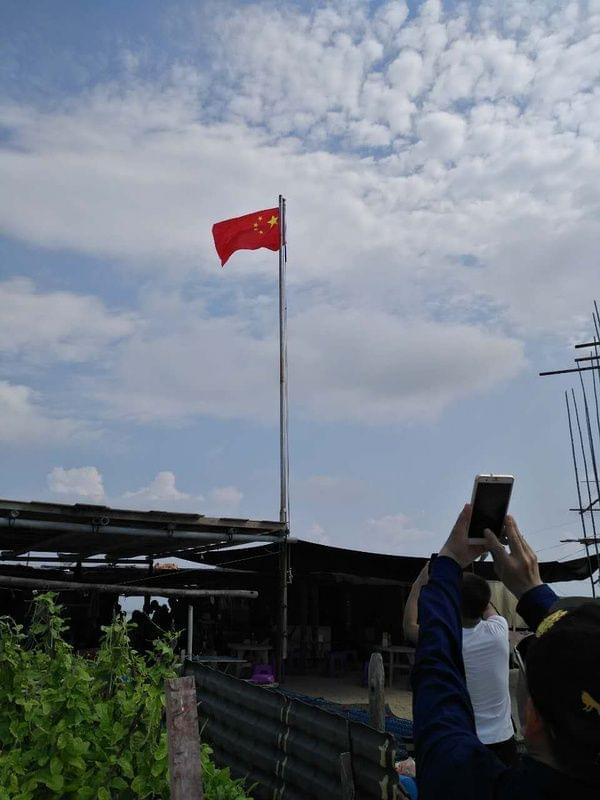 中国和菲律宾在南中国海有争议的岛礁上展示各自的国旗