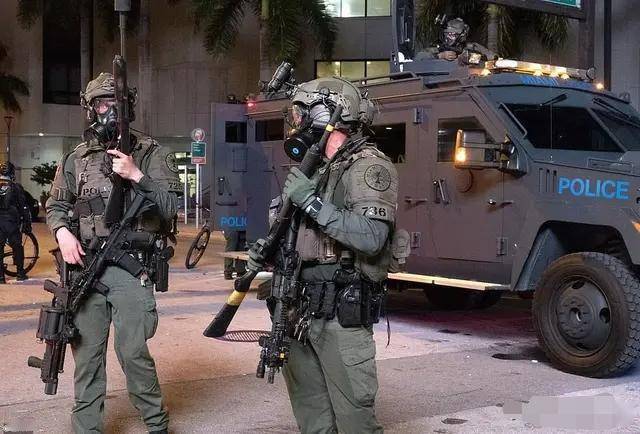 中情局总部现场拍摄，兰利警卫开火，大门关闭