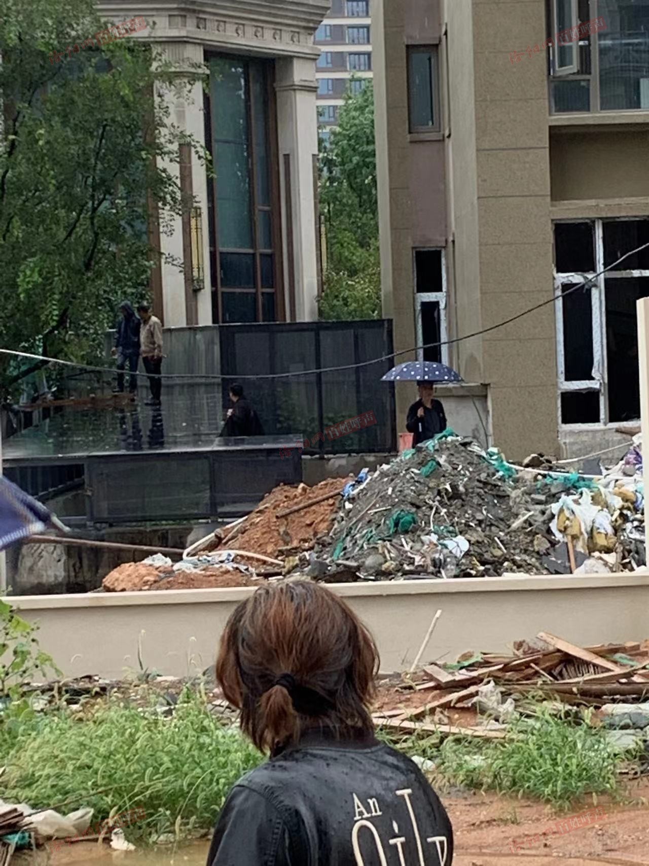 两具尸体在寻找“失踪女子”的房产中被发现，警方开始调查这个谜团