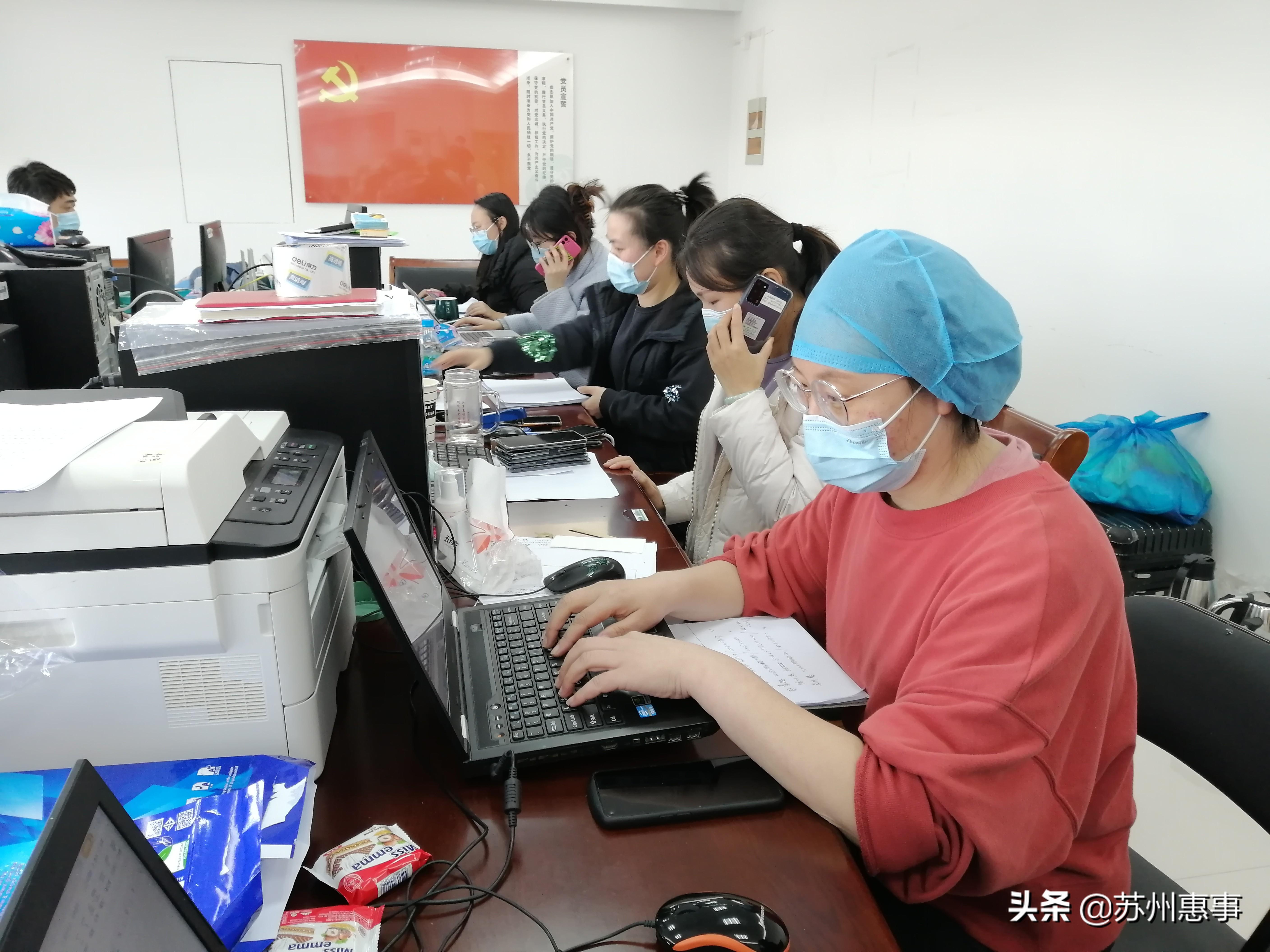 埋葬谋杀现场：紧急服务蜂拥至工业区，少年在路上被发现死亡