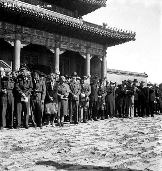 1945年，英国人在欧洲庆祝二战结束