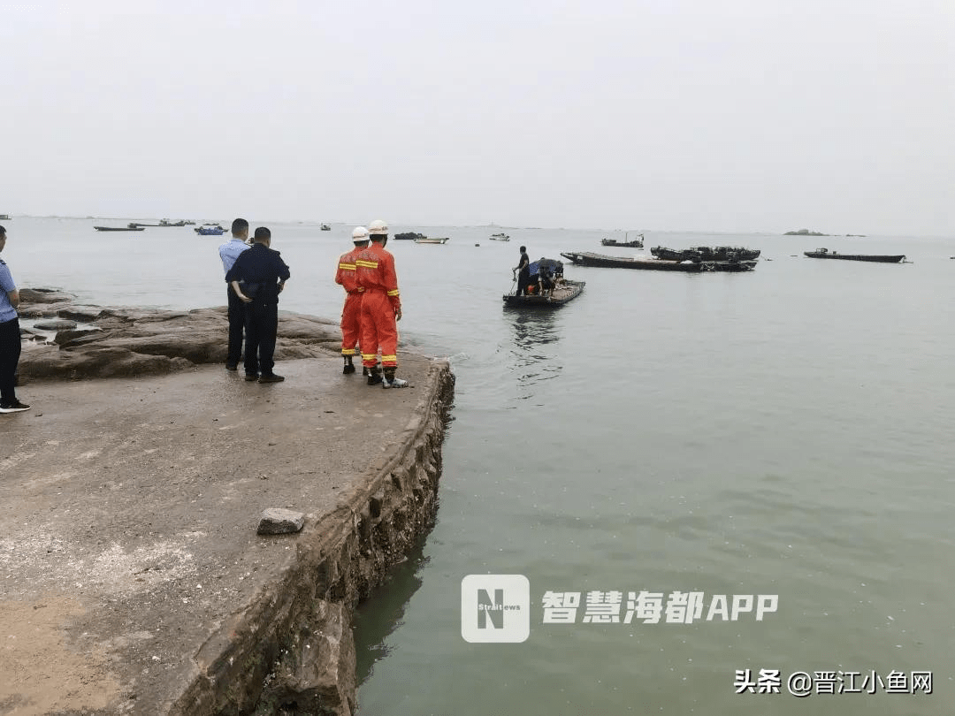 一年中最热的一天，伦敦眼发生故障，游客被困在船舱里