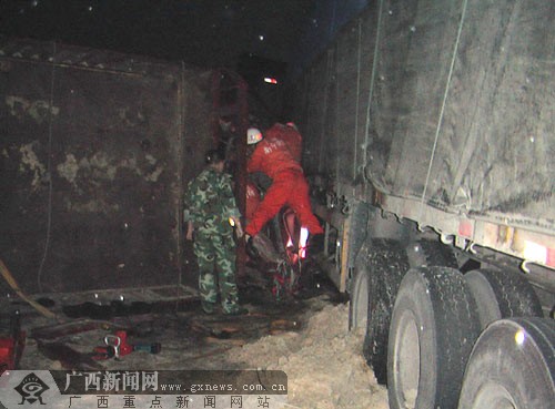 突发新闻：在英国超级体育比赛中，11辆自行车在奥尔顿公园发生灾难性撞车事故，两名车手死亡