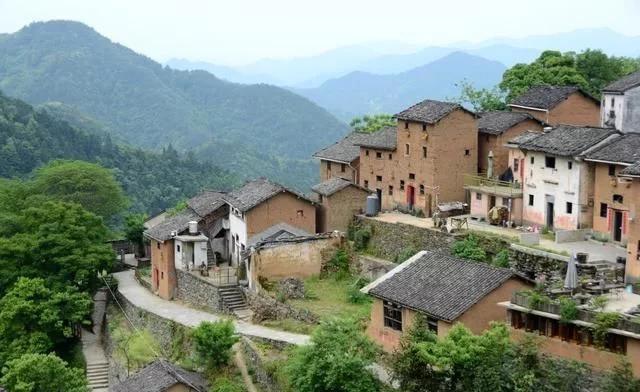 加拿大曼尼托巴省宣布森林大火进入紧急状态，数千人逃离