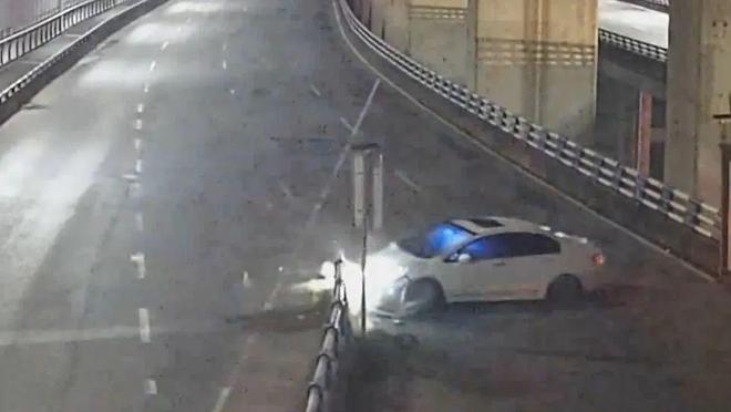 事故发生后，M1公路关闭，司机被警告可能会延误