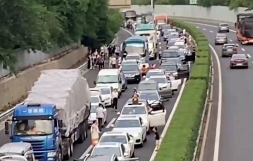 M60交通混乱，“多车相撞”在主要高速公路上引发了5英里长的排队