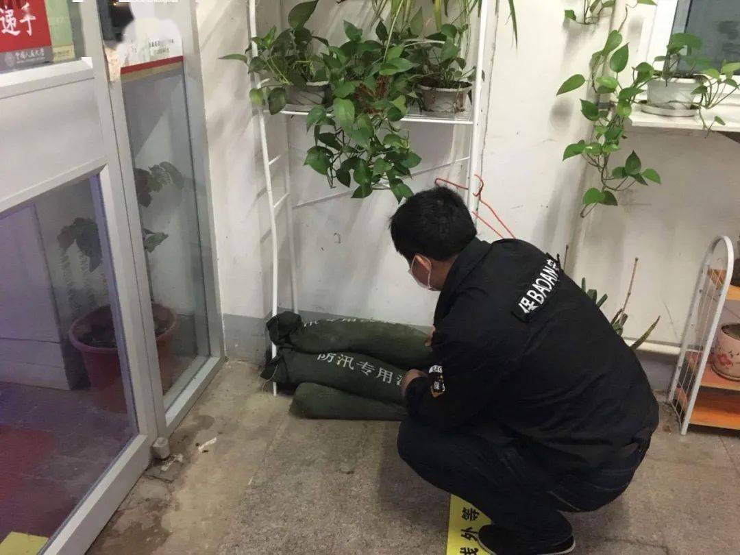 赫特福德大火：大火浓烟滚滚，居民被警告关闭门窗