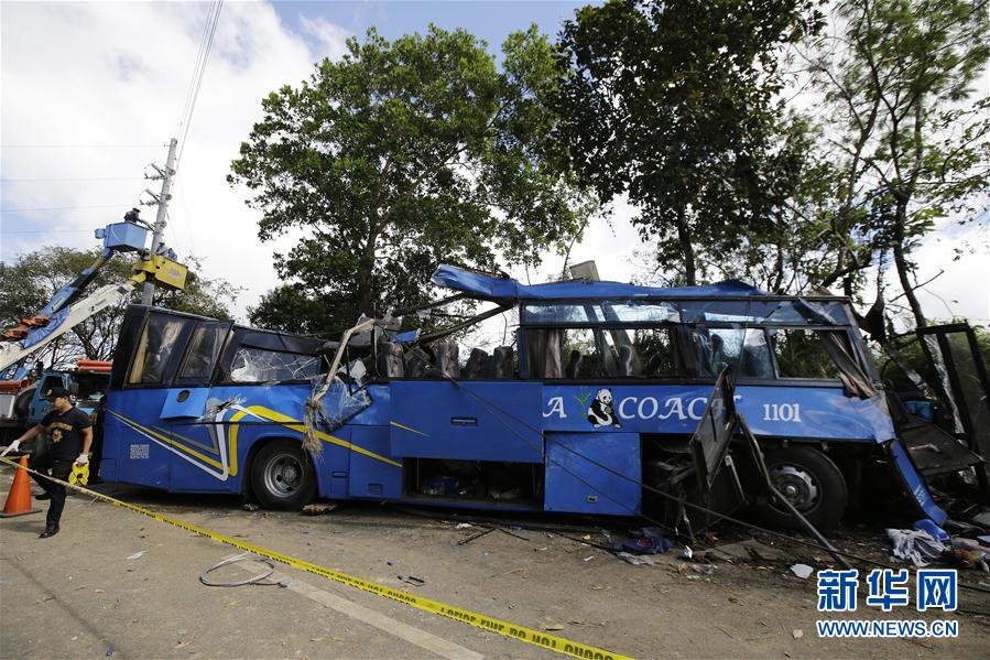 菲律宾一辆客车在收费站与其他车辆相撞，造成12人死亡
