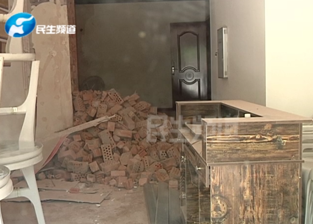 两具尸体在寻找“失踪女子”的房产中被发现，警方开始调查这个谜团