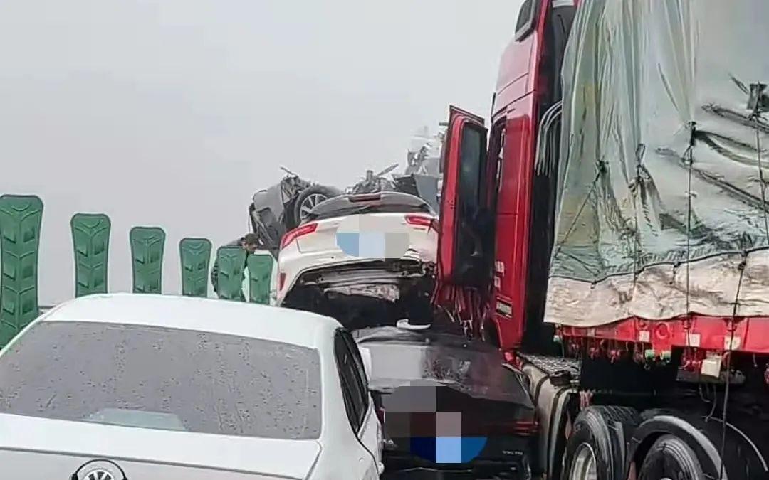 M60交通混乱，“多车相撞”在主要高速公路上引发了5英里长的排队