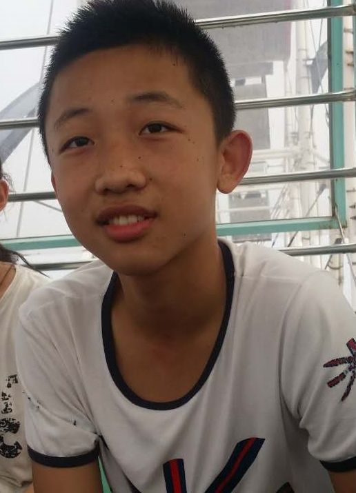 14岁的男学生，被控谋杀未遂，刺杀15岁的男孩和14岁的女孩