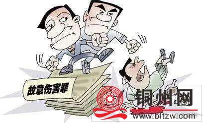 一架战斗机在红海从一艘美国航空母舰的机库甲板上滑下，造成一人轻伤