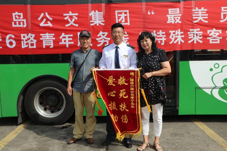 一名男孩从双层巴士顶层摔下，伤势严重