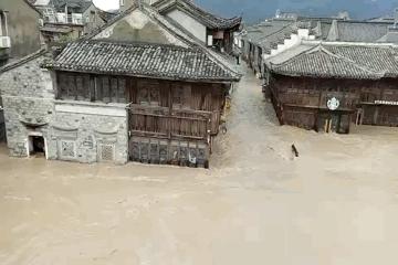 中国西南部一场突如其来的风暴导致两艘船只倾覆，20人失踪