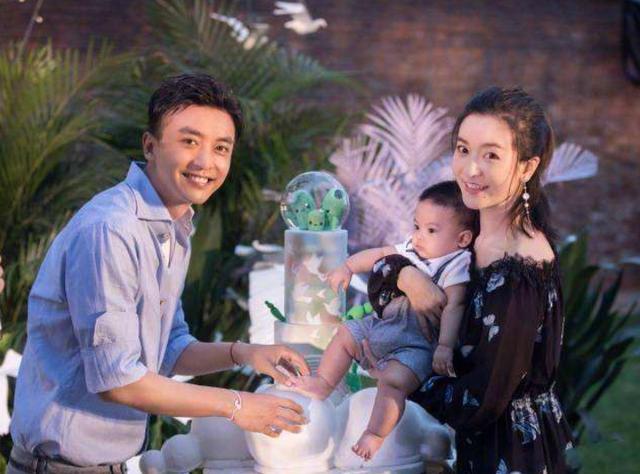 Huyton现场射击：警察在住宅区射杀持械嫌疑人，此前他“刺伤了一男一女”