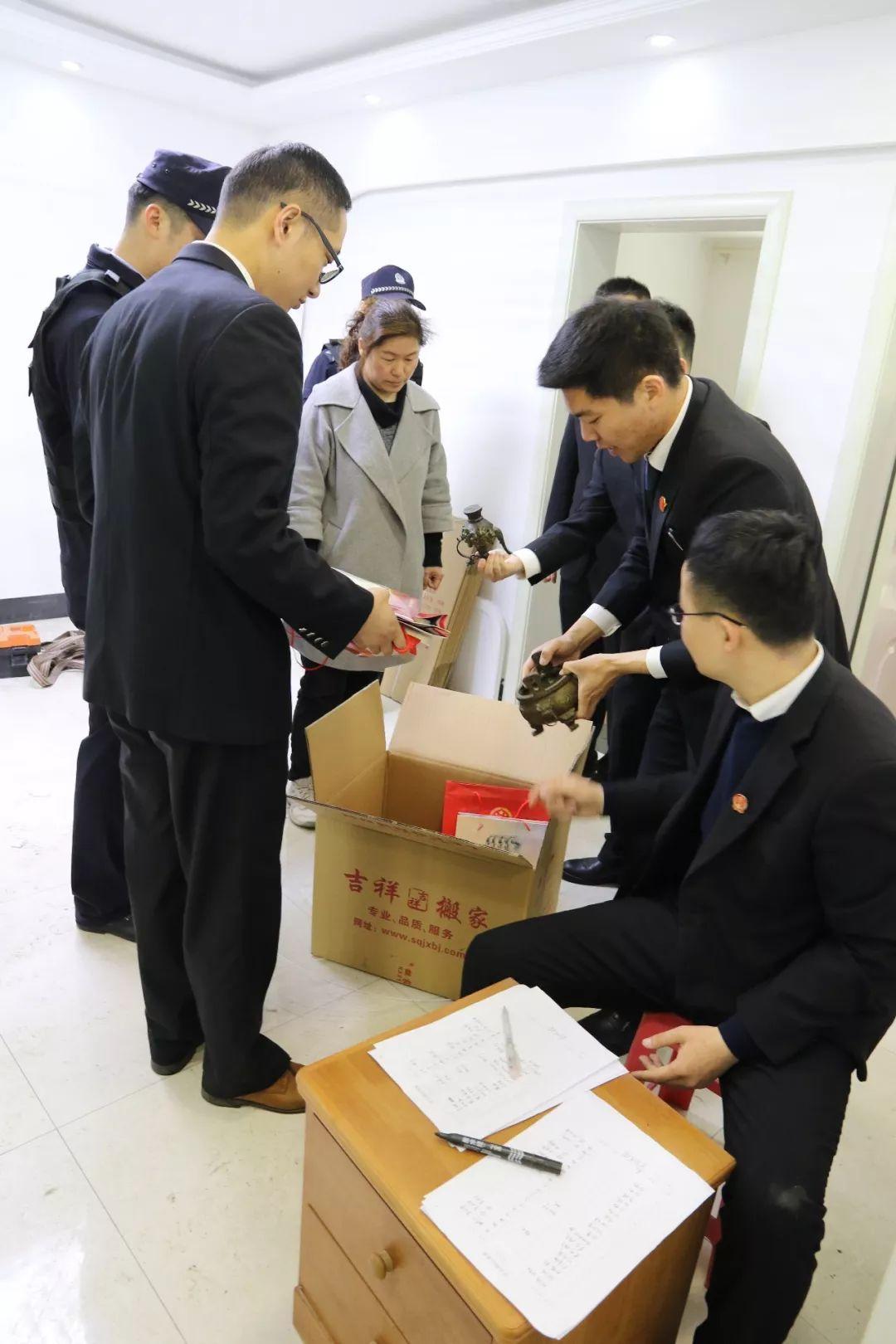 现场直播：汽车突然变成火球，交通陷入停顿