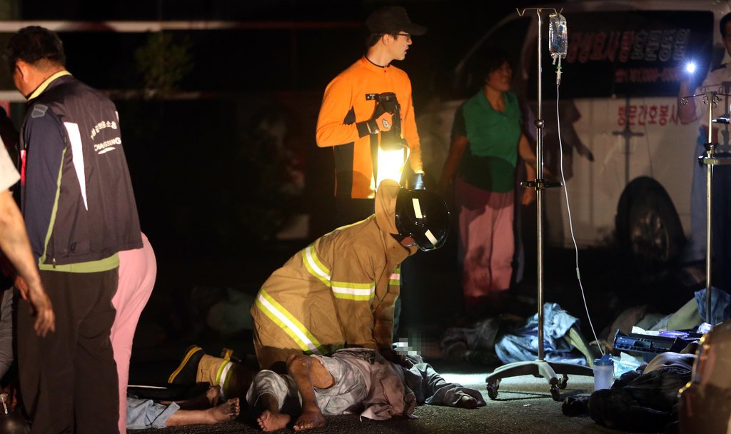 印度西部一座寺庙发生踩踏事件，造成6人死亡，数十人受伤