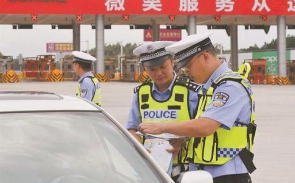 M5撞车现场直播：交通高峰期撞车导致主要高速公路陷入混乱