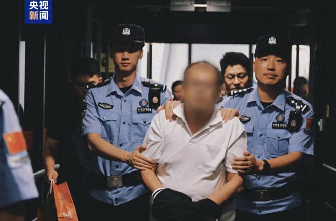 在8人被捕后，反恐警察突袭了曼彻斯特的另一所房子