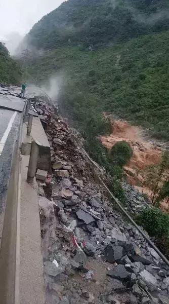 印度南部一栋建筑发生火灾，造成8人死亡，多人受伤