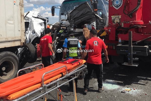菲律宾一辆客车在收费站与其他车辆相撞，造成12人死亡