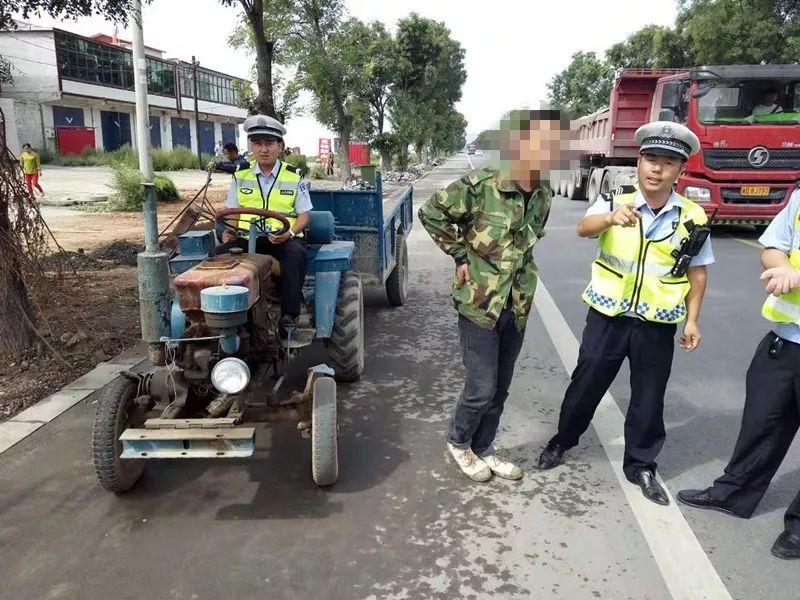 突发新闻：莱明斯特火车相撞现场：拖拉机撞击造成多名乘客受伤