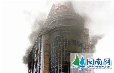 布里斯托尔火灾现场：圣迈克尔医院冒出滚滚黑烟