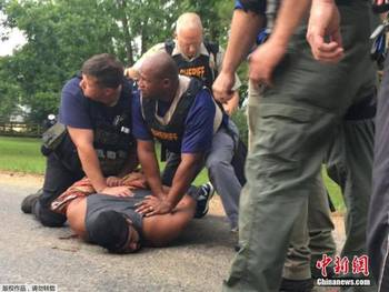 在8人被捕后，反恐警察突袭了曼彻斯特的另一所房子