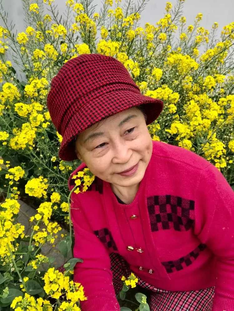 一名妇女，69岁，在法国被刺死后被捕，她是四个孩子的母亲