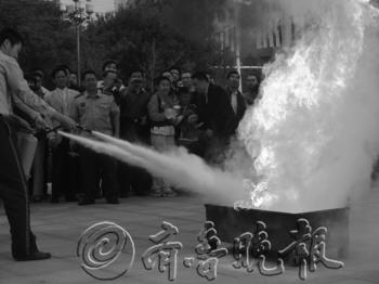 比斯特火灾现场：大火肆虐前英国皇家空军基地，消防部门发出紧急警报