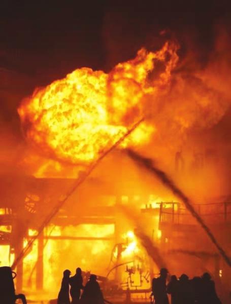 印度南部一栋建筑发生火灾，造成8人死亡，多人受伤