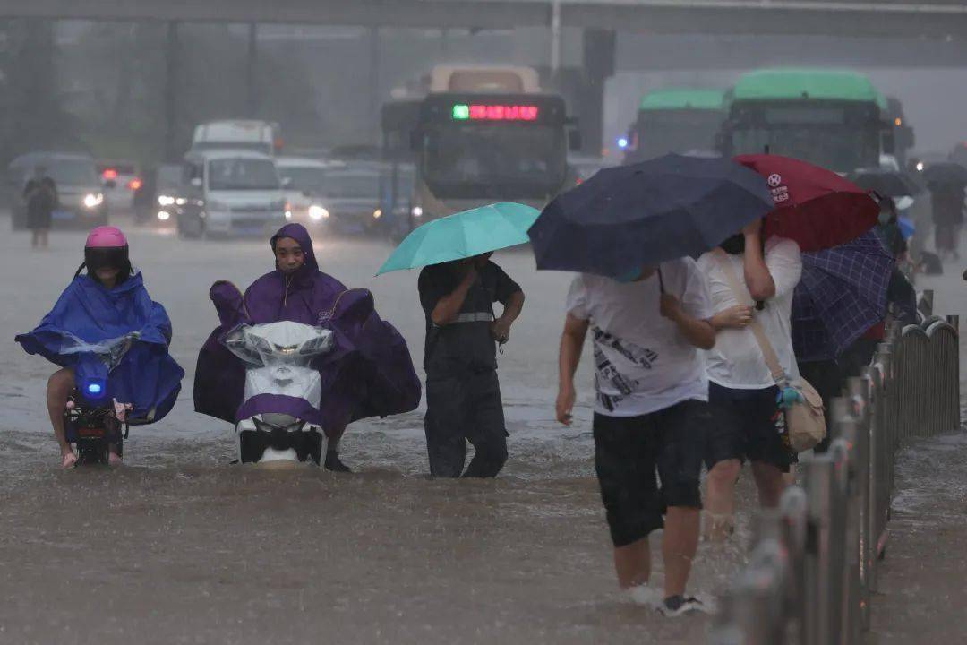 由于暴雨持续，波多黎各当局营救了3名被困在河里的美国游客