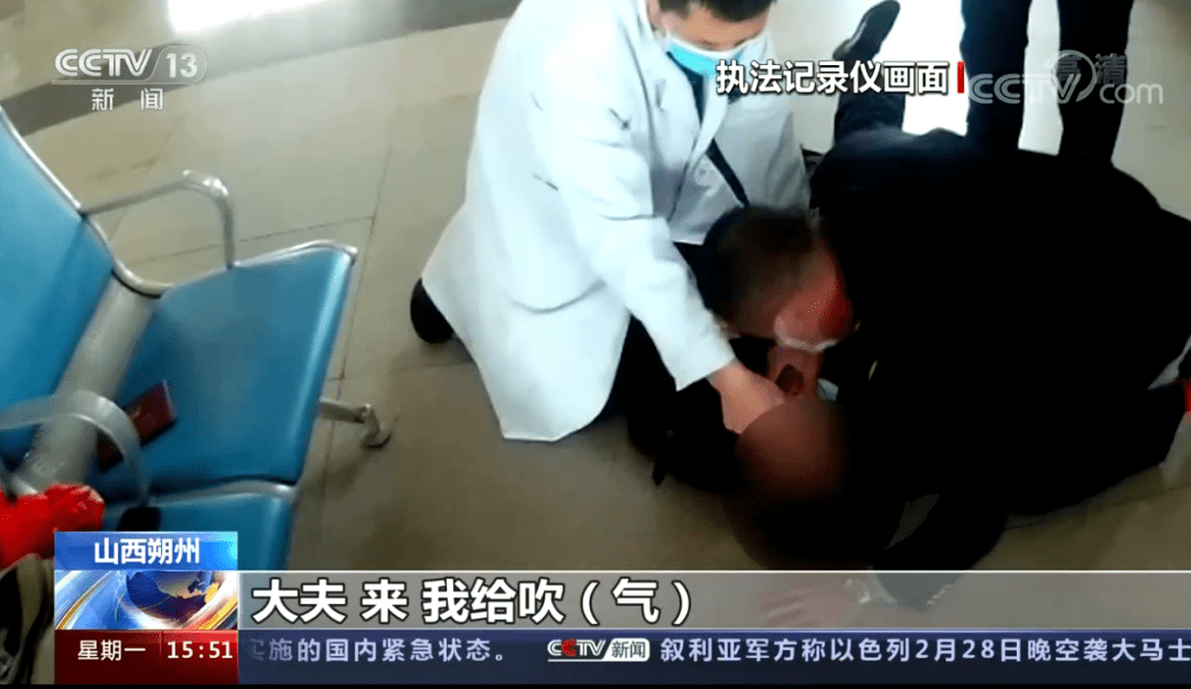 突发新闻：14岁的足球运动员在比赛中与对手相撞后死亡，并陷入昏迷