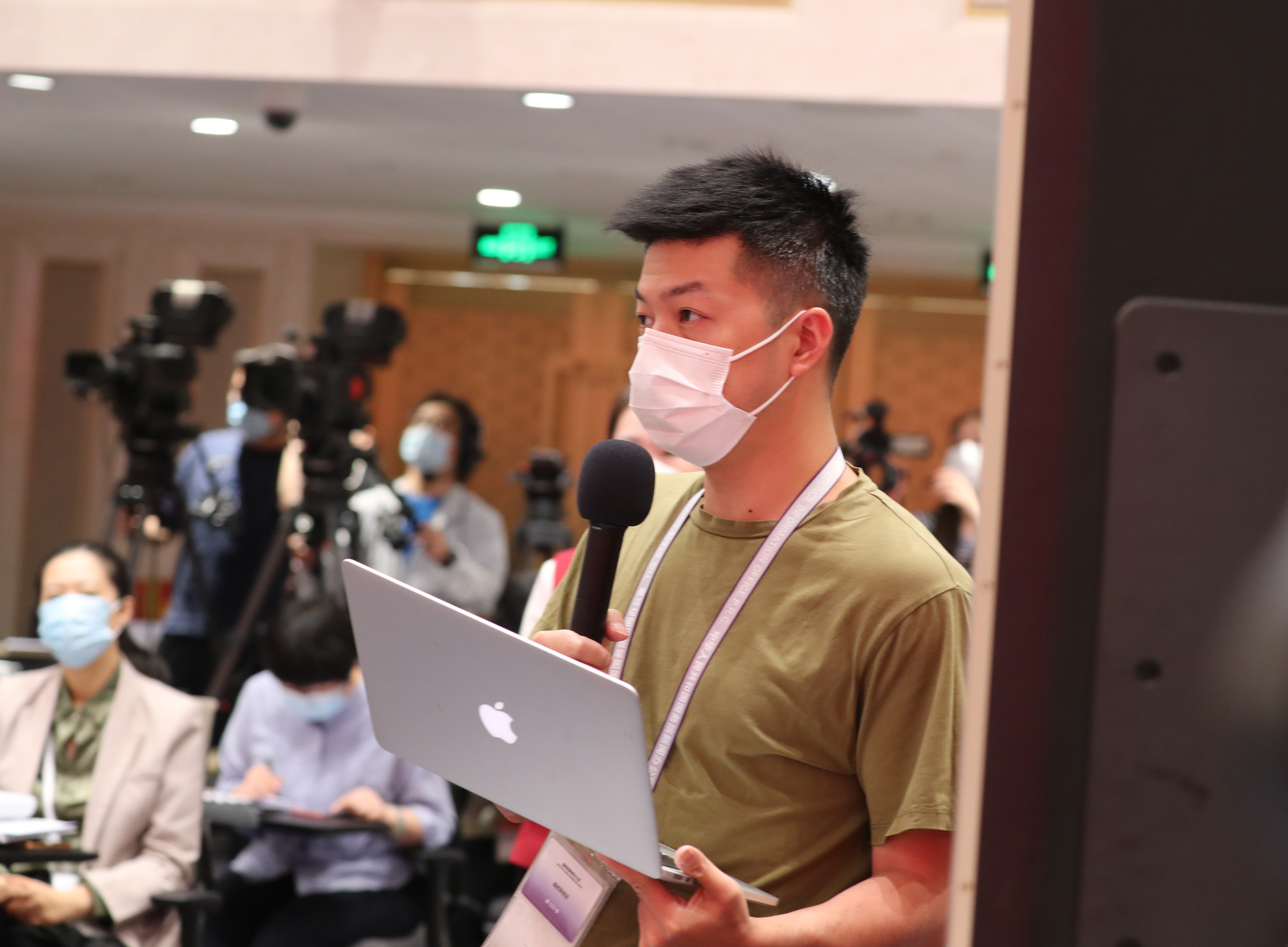 在“持刀男子”的报道中，学校被封锁，武装警察蜂拥至曼彻斯特街头