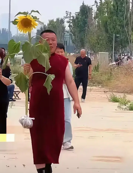 突发新闻：英国达人秀最后一集被英国通信管理局投诉阿曼达和阿丽莎的“暴露着装”。