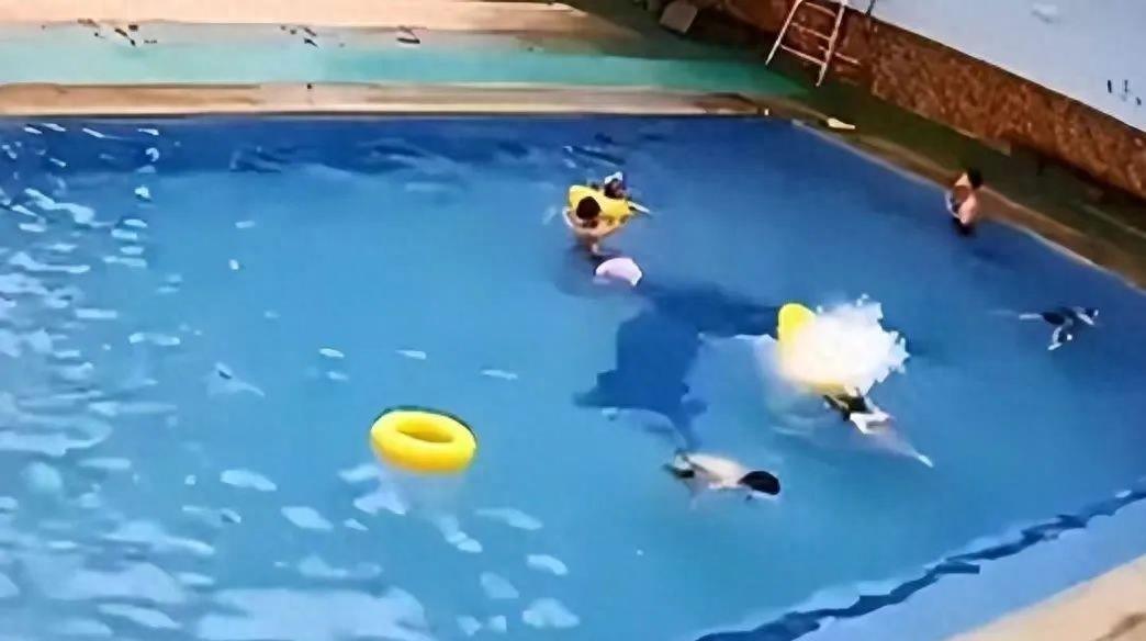 一名英国游客在塞浦路斯酒店游泳池与孙子孙女玩耍时溺水身亡