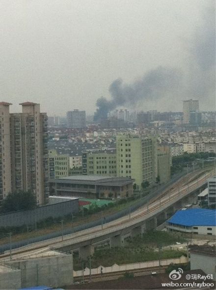 曼彻斯特大火现场：大火在火车站爆发，浓烟绵延数英里