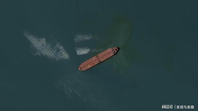 阿联酋海岸警卫队从关键的霍尔木兹海峡东部坠毁的油轮上疏散了24人