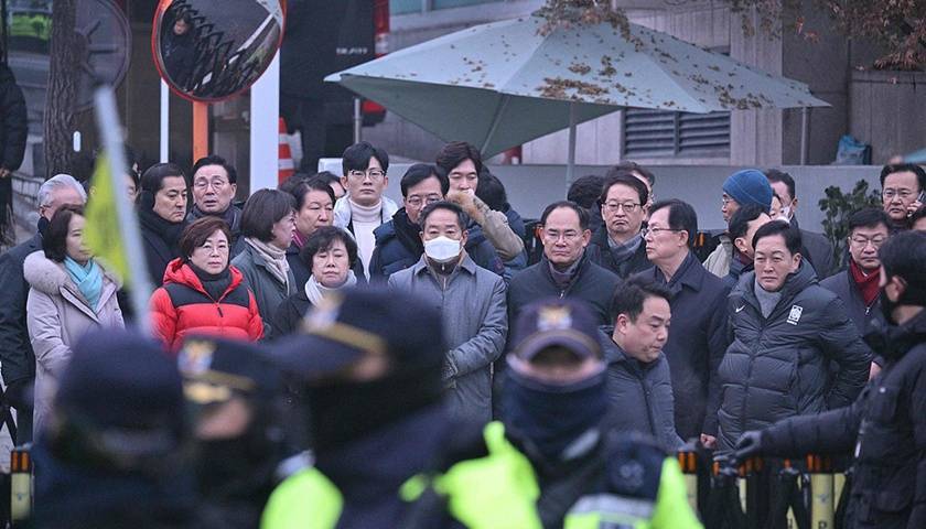 韩国自由派领导的立法机构通过了要求对尹富根夫妇进行特别调查的法案