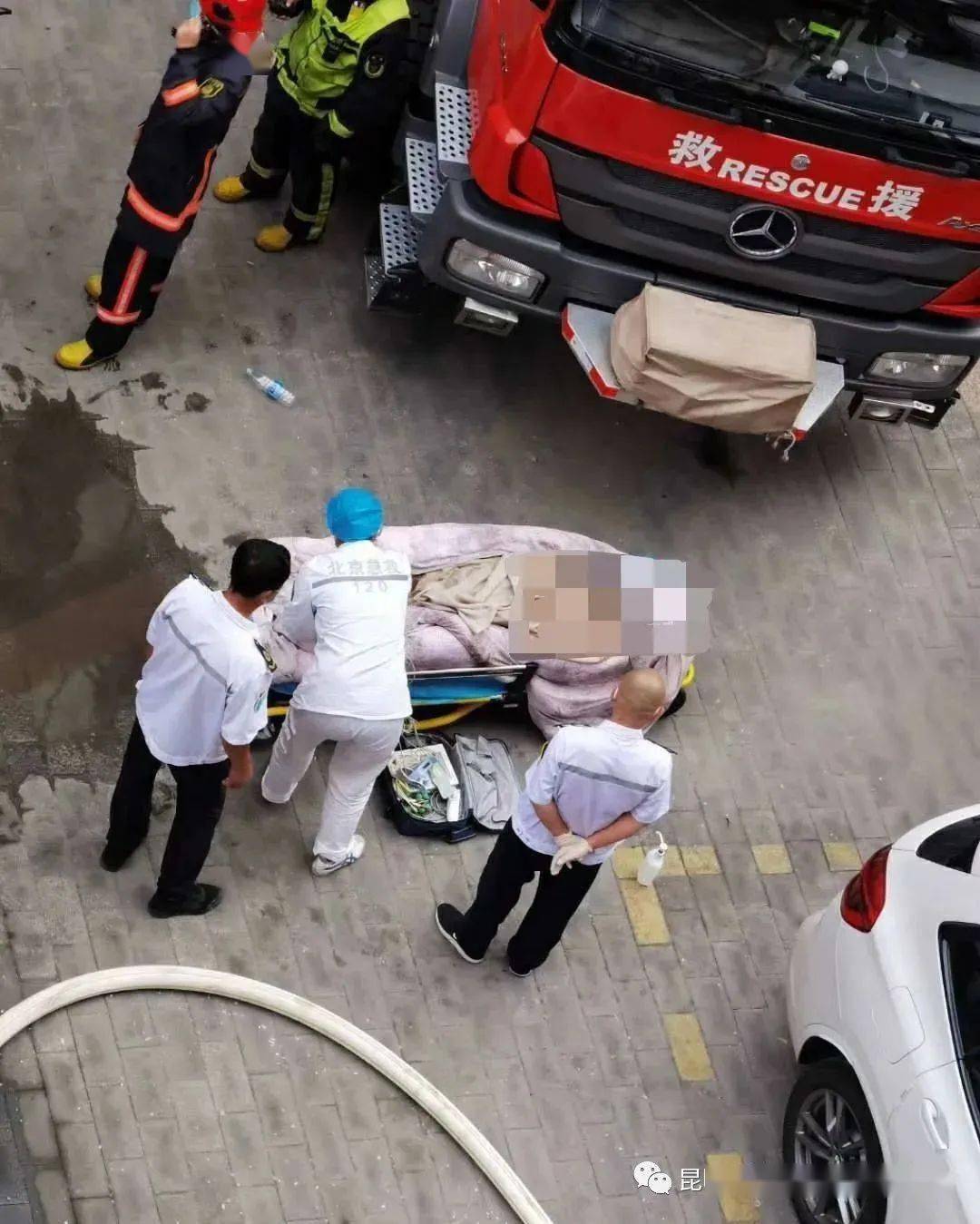 明矾湾：一辆汽车从300英尺高的悬崖上坠落，造成两人死亡