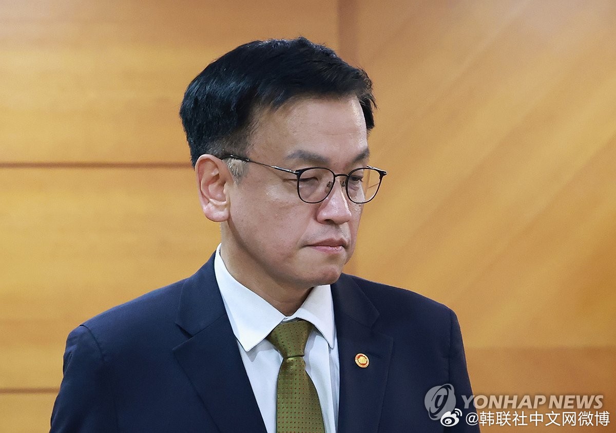 韩国自由派领导的立法机构通过了要求对尹富根夫妇进行特别调查的法案