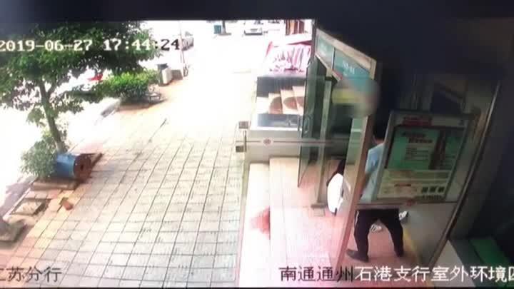 叛乱分子短暂占领了巴基斯坦西南部一座城市，并抢劫了一家银行，造成一人死亡